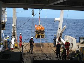 Mise à l'eau du sonar latéral TOBI depuis la plage arrière du N/O Marion Dufresne durant la campagne SmoothSeafloor afin de cartographier le plancher océanique avec une résolution décamétrique (dorsale sud ouest indienne). (photo D. Sauter)