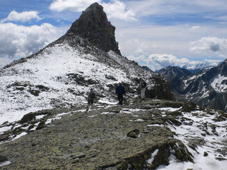 Géologues marchant sur la faille de détachement de l'Err (Grisons, Suisse). Cette faille a exhumé les péridotites du manteau lors de l'ouverture de la Tethys (photo JF Ghienne)